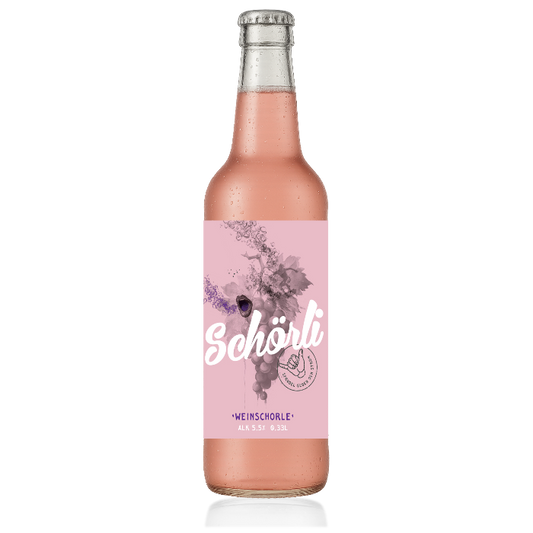 Eisgekühlte Weinschorle rose in der Flasche 0,33l der Marke Schörli vor einem transparenten Hintergrund