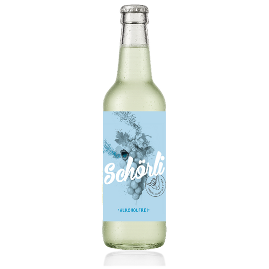 Eisgekühlte alkoholfreie Weinschorle  der Marke Schörli vor einem transparenten Hintergrund